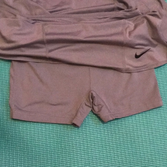Grey Nike tennis skirt - Picture 3 of 5